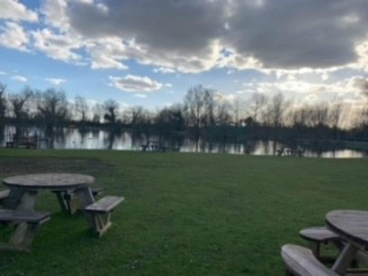 Captivating Bluebell Lodge 2-Bed Cotswolds Caravan サイレンセスター エクステリア 写真